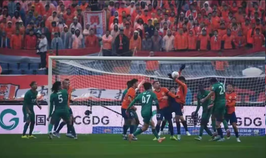 开云体育app-京鲁大战漏判点球？多位媒体人：主裁没看见能理解 VAR也不介入